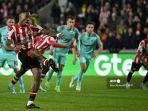 striker-inggris-brentford-ivan-toney-mencetak-gol-kedua-saat-lawan-brighton.jpg