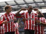 striker-inggris-brentford-ivan-toney-tengah-merayakan-dengan-rekan-setimnya.jpg