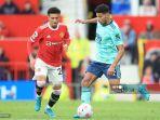striker-inggris-manchester-united-jadon-sancho-kiri-berebut-bola-dengan-bek-leicester.jpg