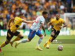 striker-inggris-manchester-united-jadon-sancho-tengah-ditantang-oleh-bek-wolves.jpg