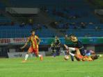 striker-jateng-sholikul-sepak-bola-pon-2016_20160921_092807.jpg