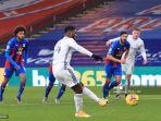 striker-leicester-city-nigeria-kelechi-iheanacho-tengah-menembak-dari-titik-penalti.jpg