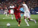 striker-liverpool-asal-senegal-sadio-mane-kiri-berebut-bola.jpg