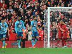 striker-liverpool-darwin-nunez-2r-merayakan-gol-ketiga-timnya-dengan-mohamed-salah.jpg