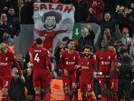 striker-liverpool-mesir-mohamed-salah-kanan-tengah-merayakan-dengan-rekan-setimnya.jpg