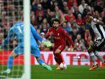 striker-liverpool-mesir-mohamed-salah-tengah-mengontrol-bola.jpg