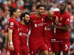 striker-liverpool-mohamed-salah-2l-merayakan-dengan-rekan-setimnya.jpg