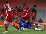 striker-liverpool-senegal-sadio-mane-atas-dilanggar-oleh-bek-inggris-chelsea-reece-james.jpg