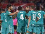 striker-madrid-benzema-tengah-merayakan-dengan-rekan-setimnya-setelah-mencetak-gol.jpg