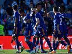 striker-madrid-karim-benzema-tengah-merayakan-dengan-rekan-setimnya.jpg