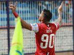 striker-madura-united-alberto-goncalves-merayakan-gol.jpg