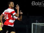 striker-madura-united-peter-odemwingie_20180724_155510.jpg