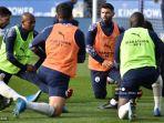 striker-manchester-city-argentina-sergio-aguero-kanan-kiri-membentang-jelang-pertandingan.jpg