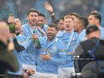 striker-manchester-city-argentina-sergio-aguero-tengah-merayakan-trofi-liga-inggris.jpg