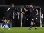 striker-manchester-city-brasil-gabriel-jesus-memberi-selamat-kepada-sergio-aguero.jpg