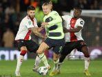 striker-manchester-city-erling-haaland-tengah-bersaing-dengan-bek-southampton.jpg