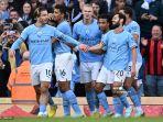 striker-manchester-city-erling-haaland-tengah-bersama-rekan-satu-tim-merayakan-golnya.jpg