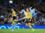 striker-manchester-city-erling-haaland-tengah-melakukan-tendangan.jpg