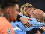 striker-manchester-city-erling-haaland-tengah-memeluk-pep-guardiola.jpg