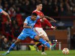 striker-manchester-united-cristiano-ronaldo-duel-dengan-bek-atletico-madrid-mozambik-reinildo.jpg
