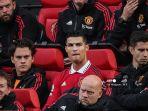 striker-manchester-united-cristiano-ronaldo-tengah-duduk-di-bangku-cadangan.jpg
