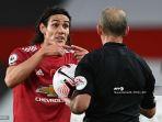 striker-manchester-united-edinson-cavani-kiri-berbicara-dengan-wasit-mike-dean-kanan.jpg
