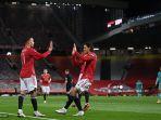 striker-manchester-united-inggris-mason-greenwood-kiri-merayakan-dengan-edinson-cavani.jpg