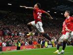 striker-manchester-united-jadon-sancho-tengah-merayakan-gol.jpg