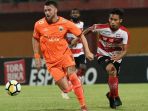 striker-marko-simic-cetak-gol-ke-gawang-madura-united_20181015_101626.jpg