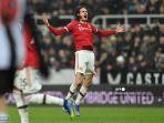 striker-mu-edinson-cavani-merayakan-setelah-mencetak-gol-pertama.jpg