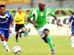 striker-persebaya-surabaya-emmanuel-kenmogne-vs-persib_20141127_081849.jpg
