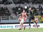 striker-persebaya-surabaya-paulo-henrique-mencetak-gol-ke-gawang.jpg