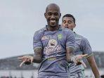 striker-persebaya-surabaya-paulo-henrique-mencetak-gol-penyama-kedudukan-kontra-persita.jpg