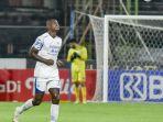 striker-persib-bandung-bruno-cantanhede-bobol-gawang-arema-fc.jpg