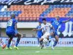 striker-persib-bandung-ciro-alves-77-mencoba-merebut-bola-dari.jpg