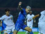 striker-persib-bandung-ciro-alves-berusaha-melewati-hadangan-pemain-persik.jpg