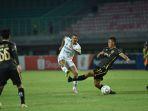 striker-persib-bandung-ciro-alves-menendang-bola.jpg