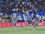 striker-persib-bandung-david-da-silva-19-menyundul-bola-ke-gawang-persebaya.jpg