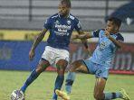 striker-persib-bandung-david-da-silva-dan-pemain-persela-lamongan-mochamad.jpg