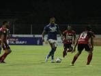 striker-persib-bandung-david-da-silva-dikerubungi-para-pemain-bali-united.jpg