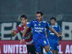 striker-persib-bandung-ezra-walian-jersey-biru.jpg