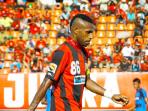 striker-persipura-jayapura-boaz-solossa_20141107_160739.jpg