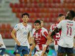 striker-persis-solo-ramadhan-sananta-berada-di-kotak-penalti-arema-fc.jpg