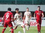 striker-persis-solo-samsul-arif-9-mengawasi-pergerakan-pemain-persija.jpg