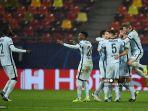 striker-prancis-chelsea-olivier-giroud-2r-merayakan-bersama-rekan-setimnya.jpg