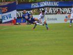 striker-psis-semarang-bruono-silva-bereburt-bola-dengan-pemain-persib-bandung.jpg