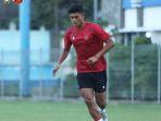 striker-psm-makassar-ramadhan-sananta-mengenakan-jersey-training.jpg