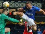 striker-rangers-inggris-kemar-roofe-tengah-dikeluarkan-dari-lapangan.jpg