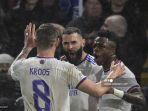 striker-real-madrid-karim-benzema-tengah-melakukan-selebrasi-bersama-rekannya.jpg