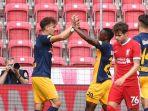 striker-salzburg-dari-zambia-patson-daka-ke-2-dari-kiri-merayakan-mencetak-gol-bersama-rekannya.jpg